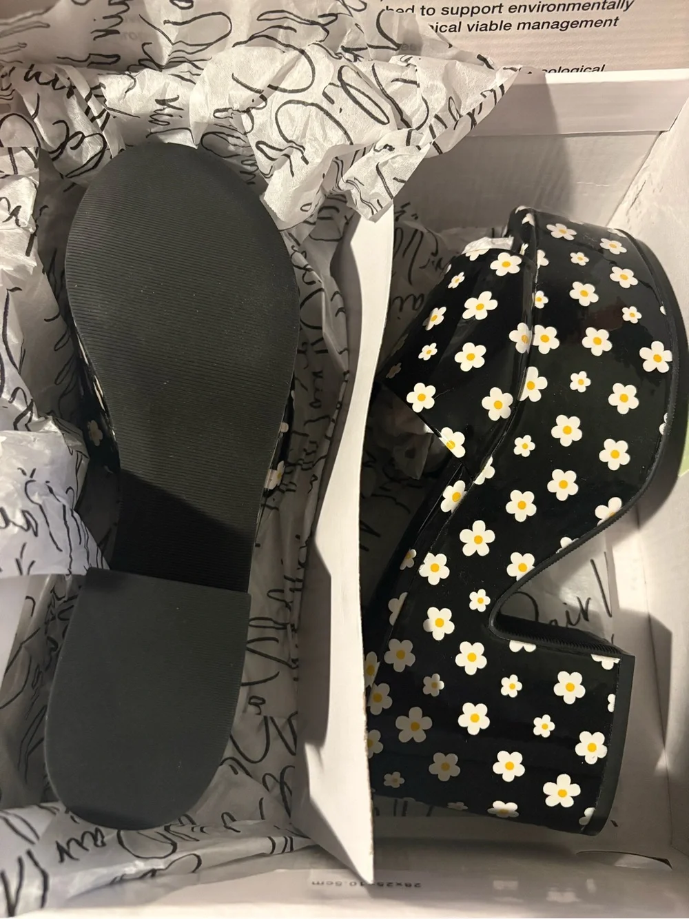 Wild Pair Melborne Black Daisy Patent Platform Slide Sandals Size 7 | Retro Y2K